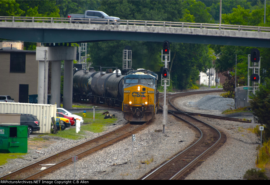 A Short CSX Freight Rounds The Bend